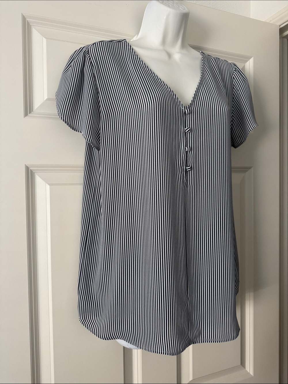 Loft Striped V-Neck Flutter Sleeve Top - Black & White size M - Picture 6 of 10